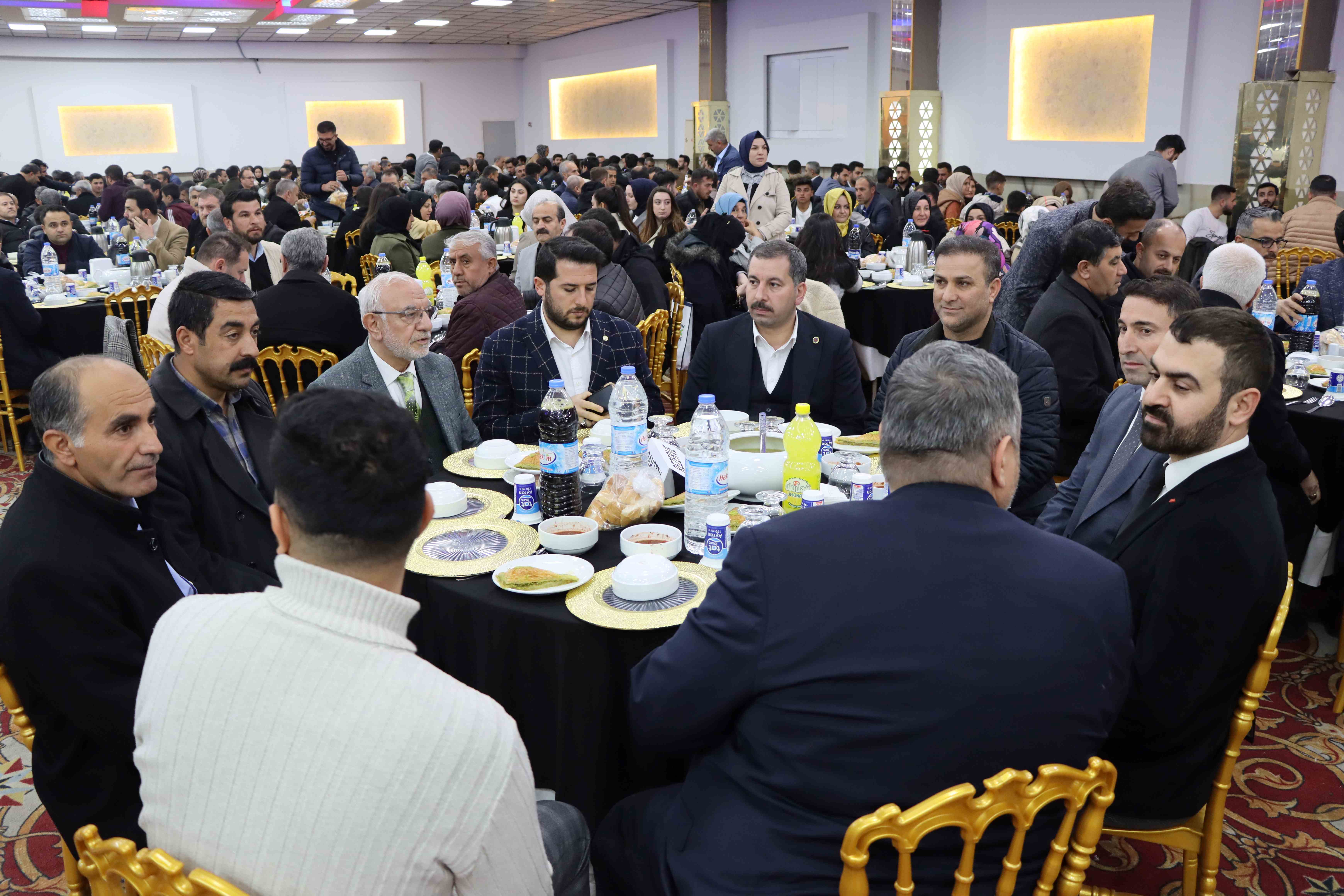 Sandık görevlileri ile iftarda buluştu
