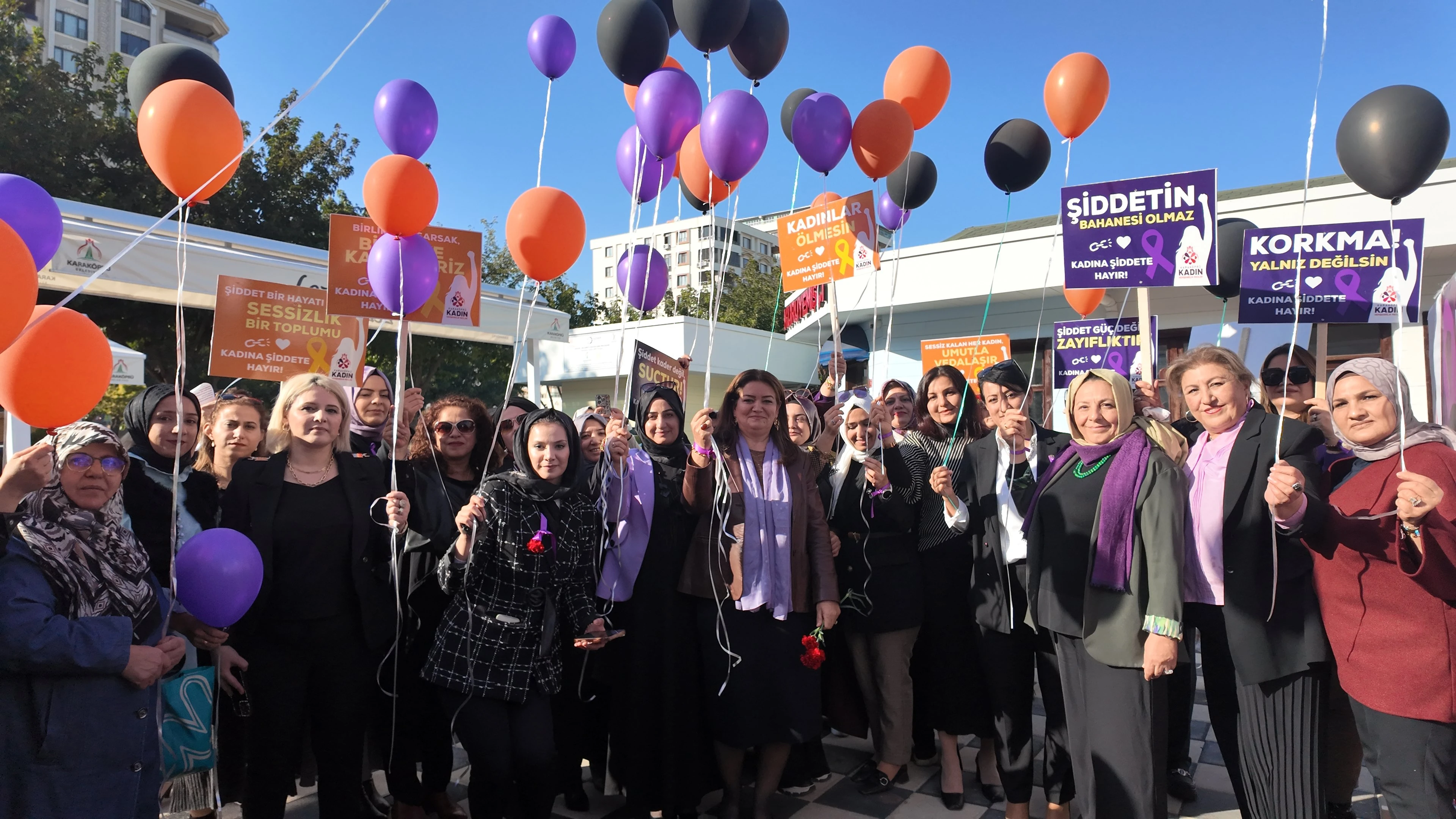 Şanlıurfa’da hayatını kaybeden kadınlar için anlamlı tören: Mumlar, karanfiller…