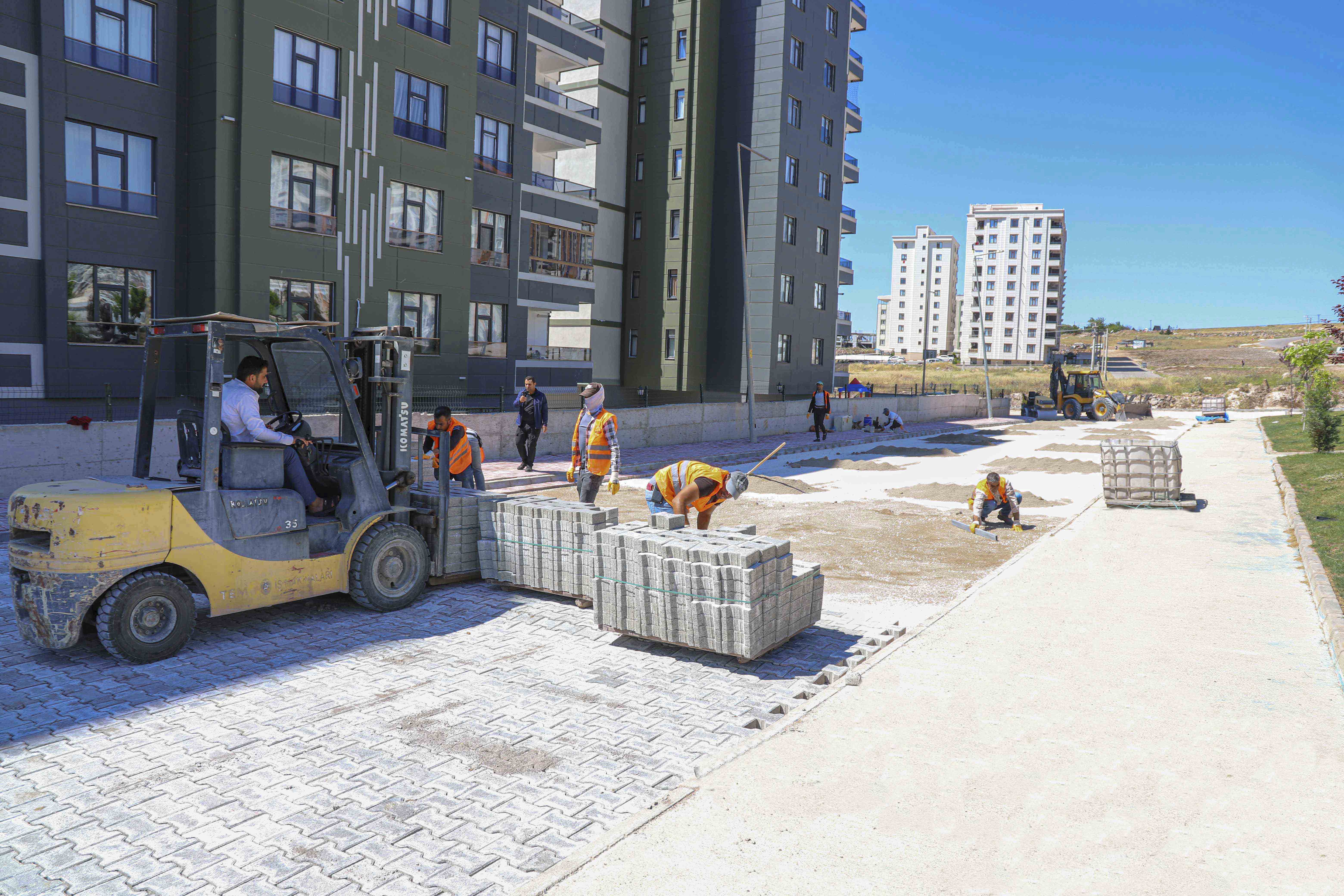 Karaköprü’de iki mahallede yol çalışması