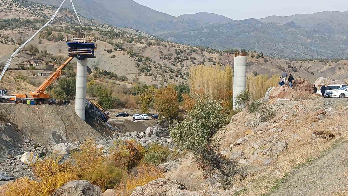 Köprü inşaatında çökme: 2 kişi enkazda, 4 kişi yaralı