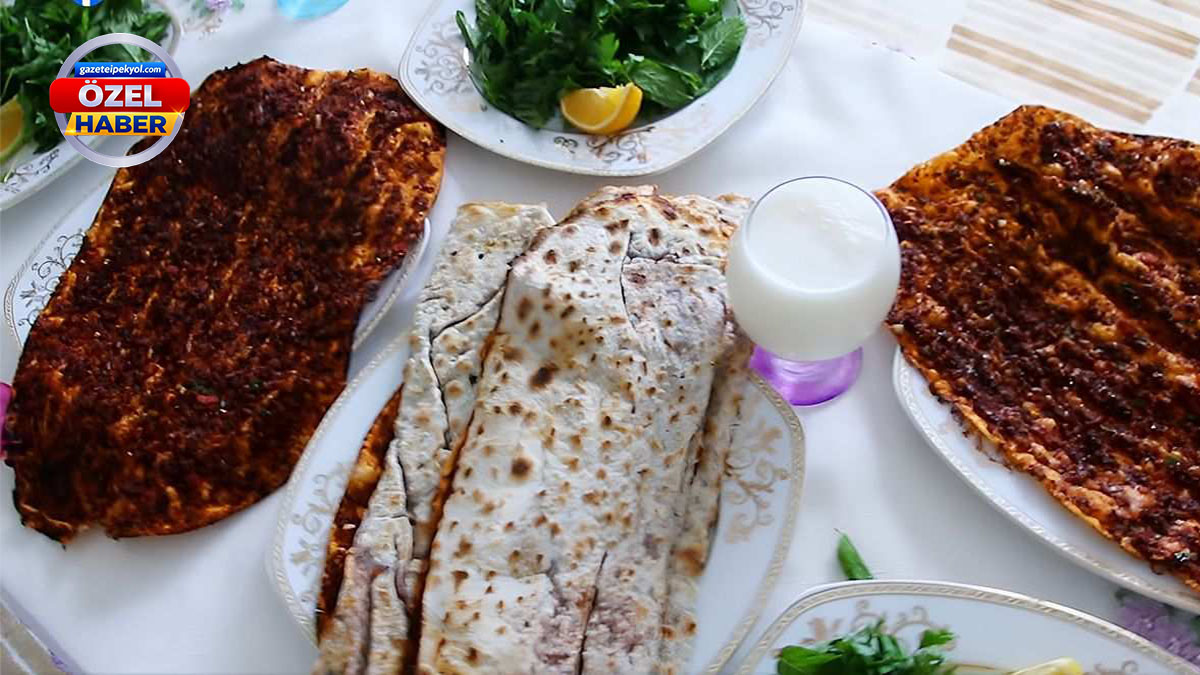 Urfa lahmacununa soğan darbesi