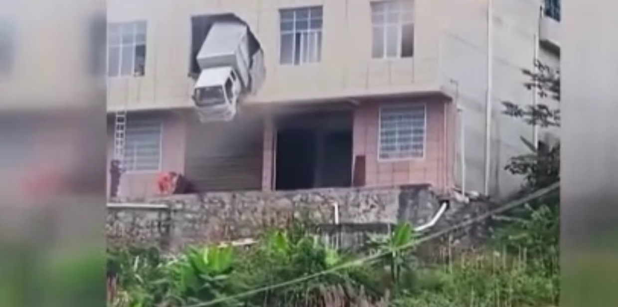 İlginç kaza! Kamyon eve daldı, pencerede asılı kaldı