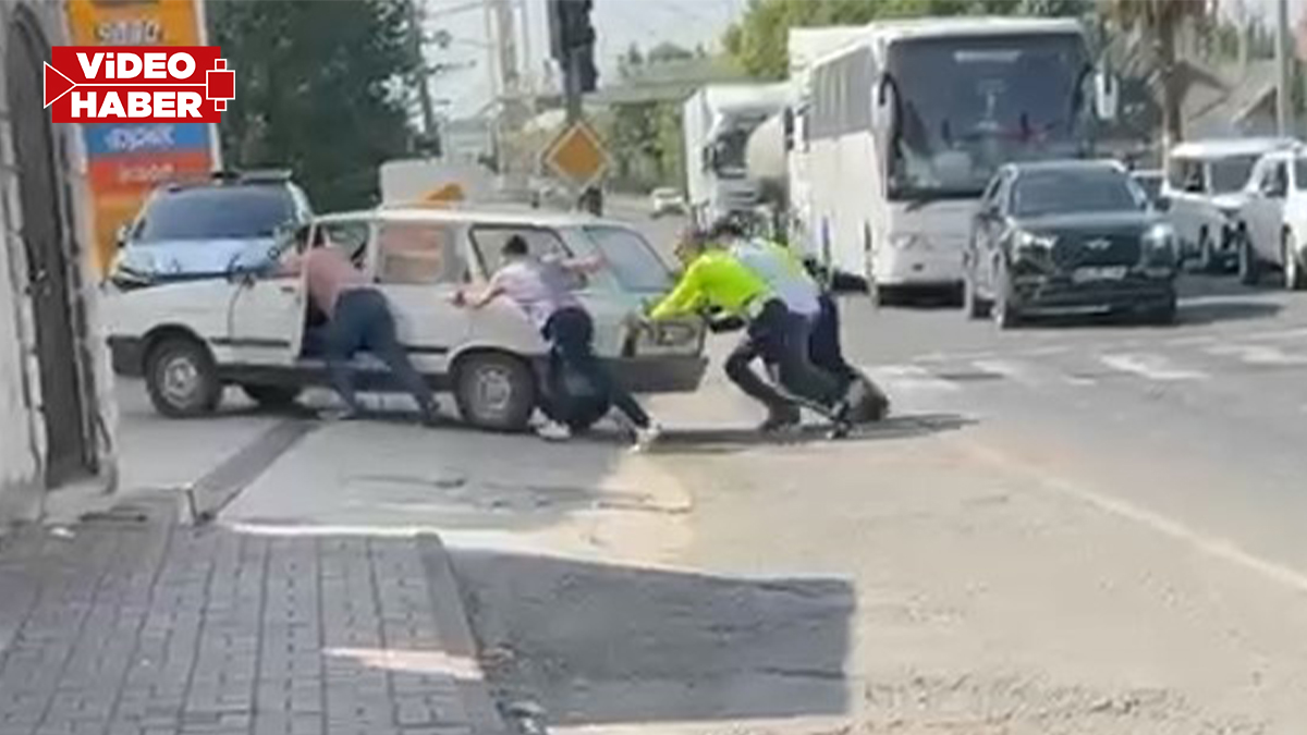 Şanlıurfa’da yolda kalan araca polis omuz verdi