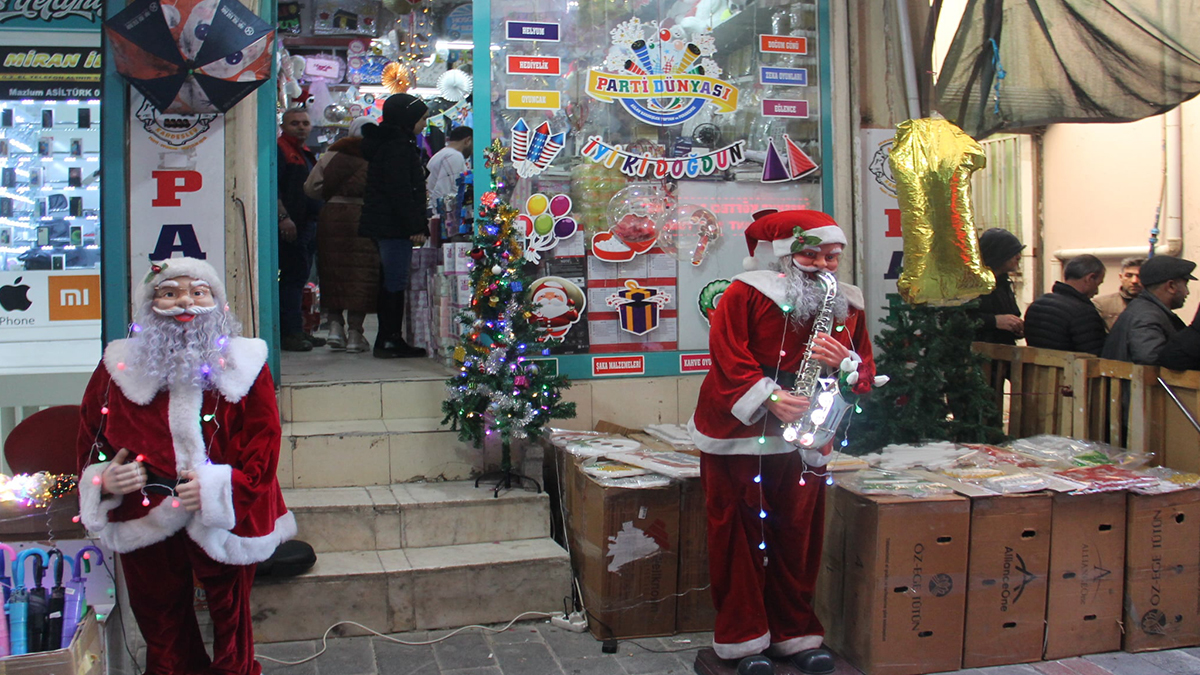 Mağaza vitrinleri yarışıyor, menüler göz kamaştırıyor: Urfa yeni yıla hazır!