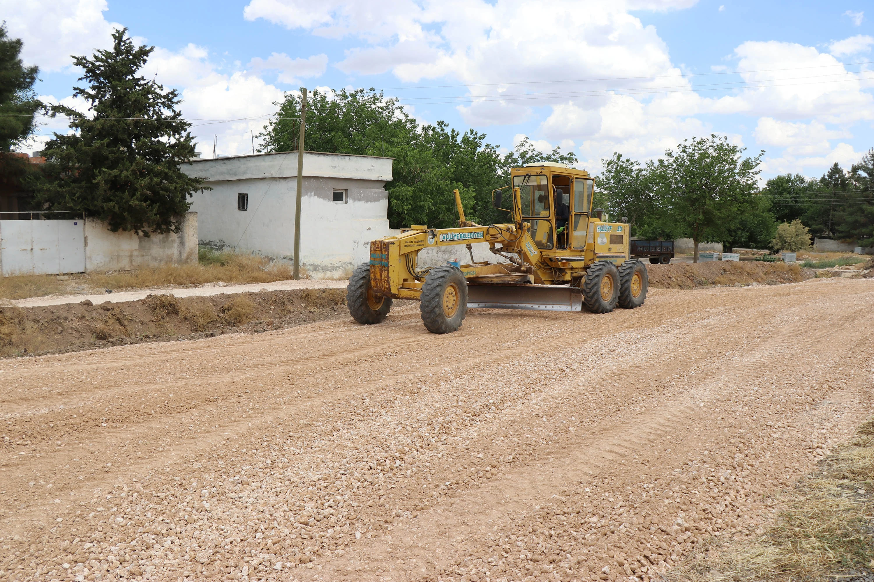 Haliliye’de bir mahallede daha yollar yenilendi