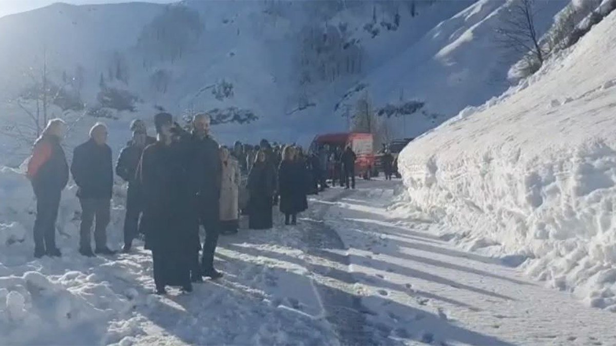 Halk TV Ekibi çığ engeline takıldı! 25 kişilik ekip yolda mahsur kaldı