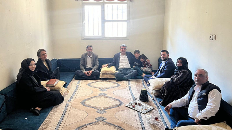 Başkan Günbegi depremzede aileleri ziyaret etti