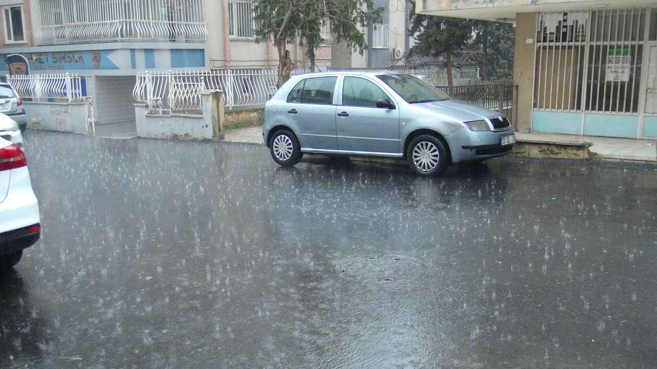Meteoroloji uyarmıştı: Urfa’da sağanak yağış etkili oluyor