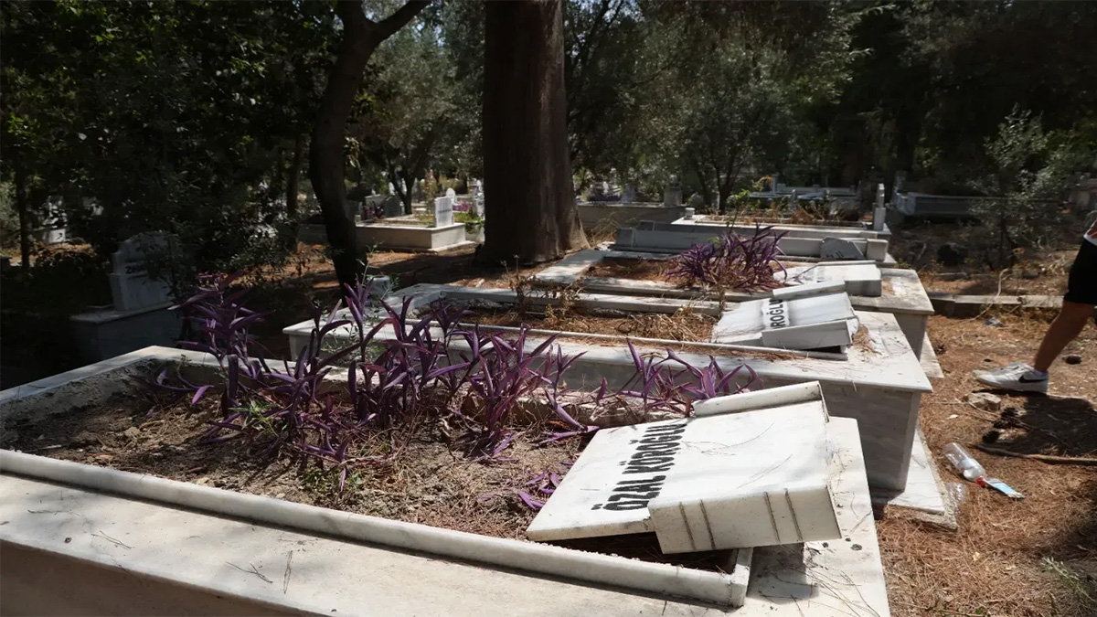 Mezarlığa çirkin saldırı: Mezar taşları tahrip edildi