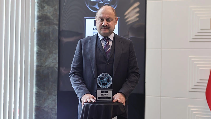 Dünyanın peşinde olduğu küre Şanlıurfa’da! Başkan Gülpınar küre ile poz verdi