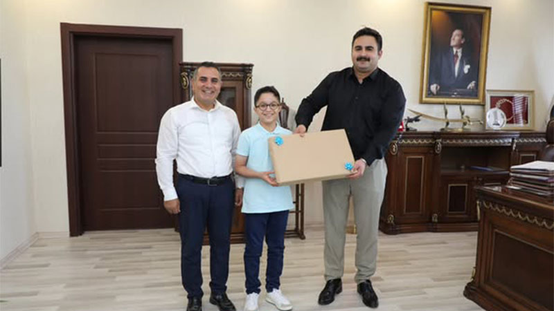LGS Türkiye birincisine Kaymakam Ülkü'den ödül