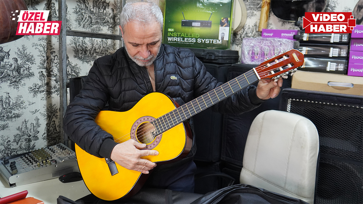 Urfa müziğinin yarım asırlık çınarı! Hem tamir ediyor hem çalıyor