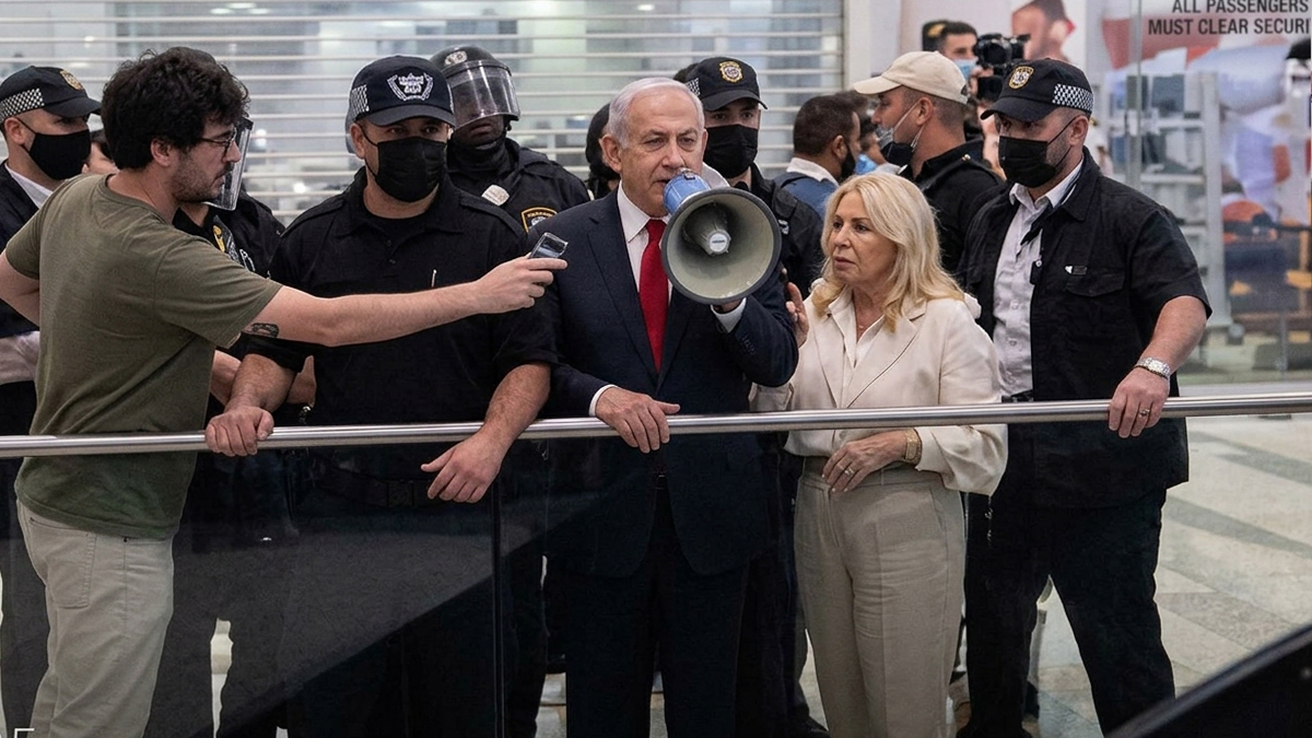 Netanyahu AVM’de megafonla oy istedi
