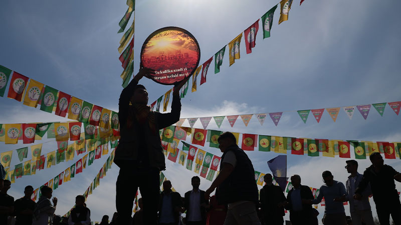 Hilvan'da Newroz ateşi yakıldı