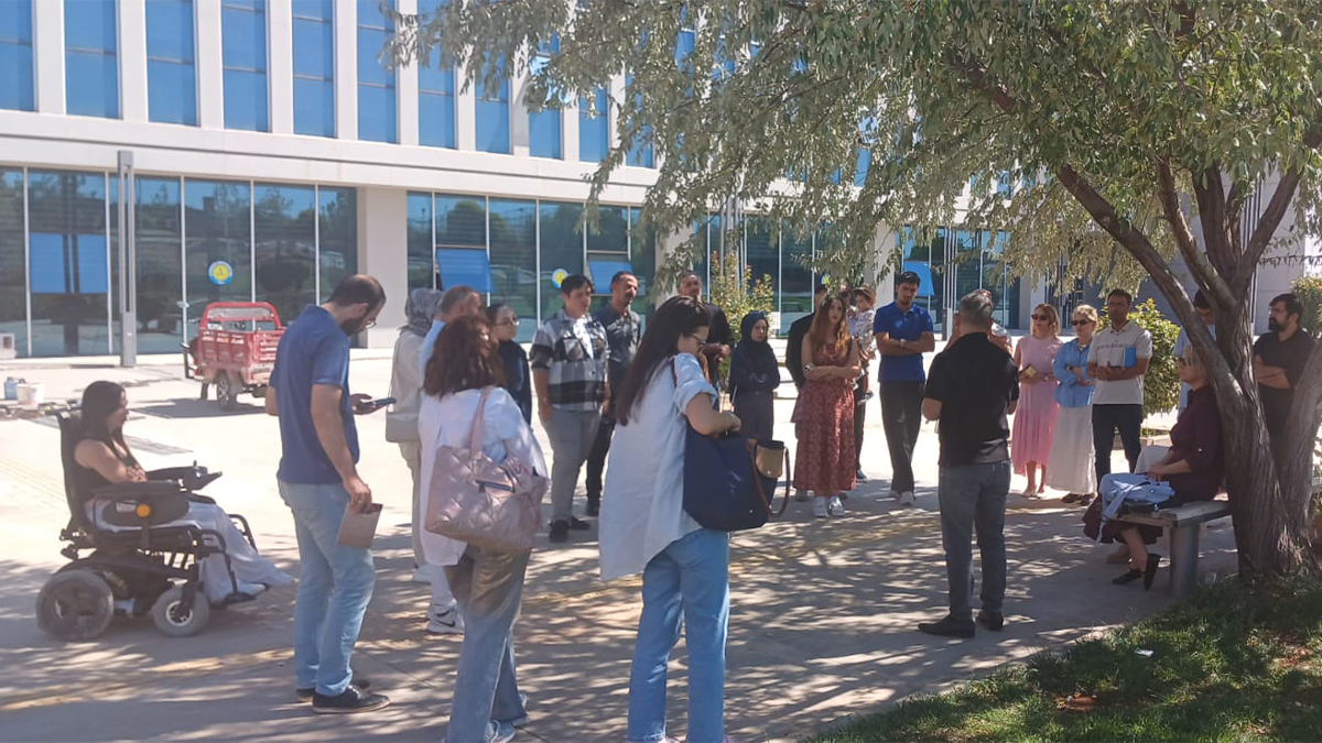 Harran Üniversitesi’nde sınıf krizi: Dersler bahçede başladı