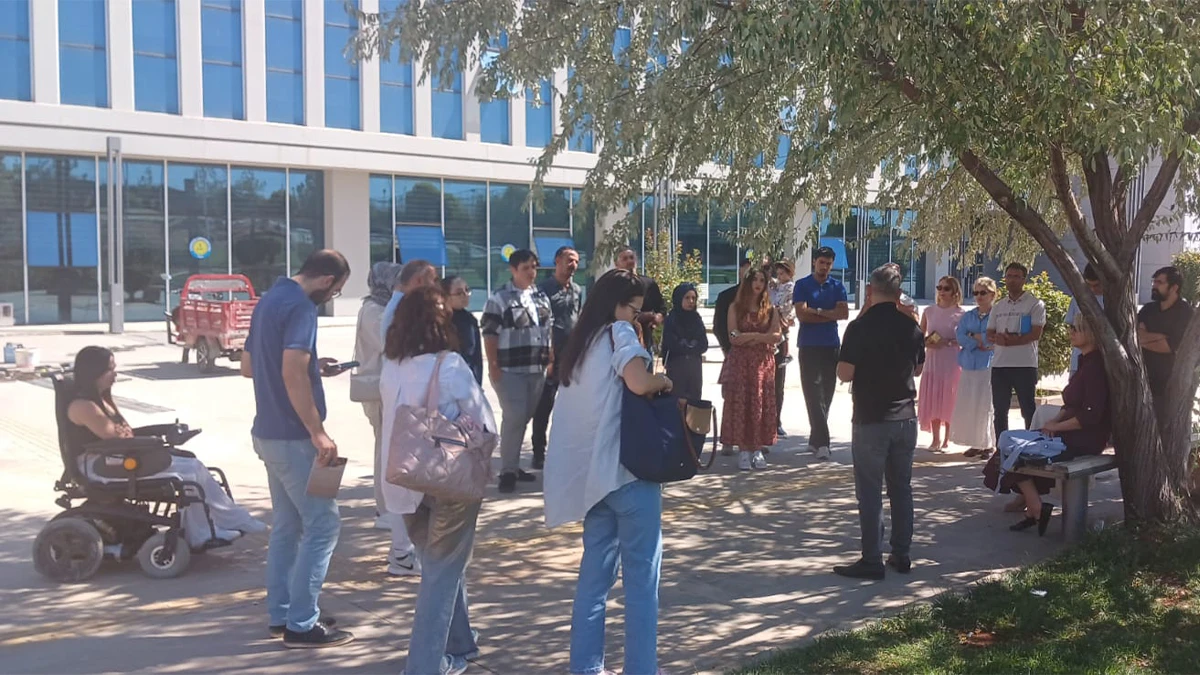 Harran Üniversitesi’nde sınıf krizi: Dersler bahçede başladı