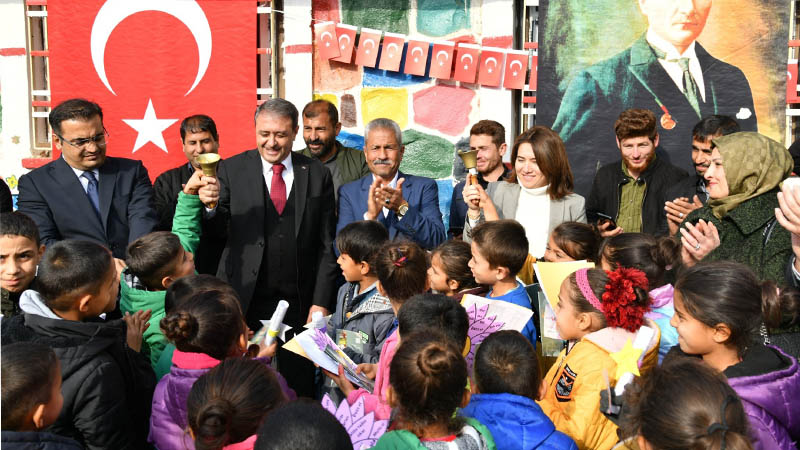 Vali Şıldak, Çukurdoruç İlkokulu'nda öğrencilere karne verdi