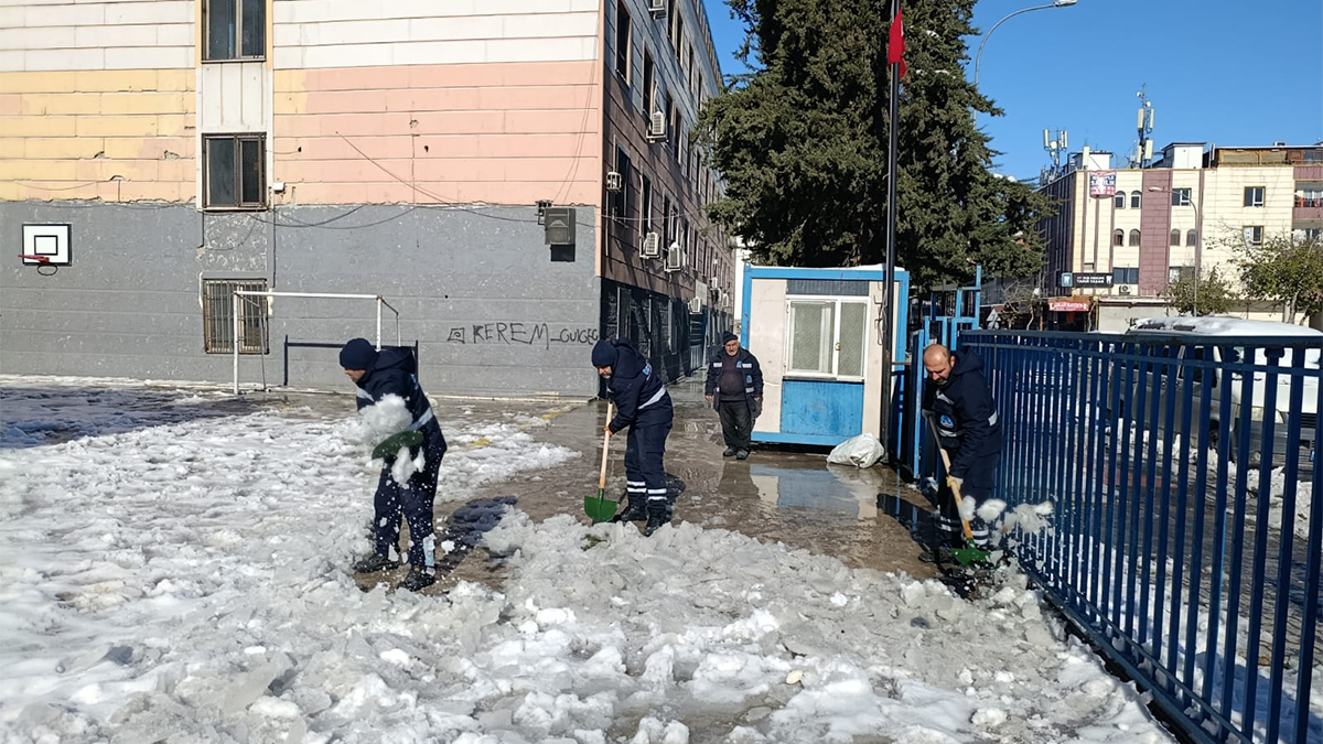 Eyyübiye’de okullar eğitime hazırlanıyor: Kar temizliği başladı