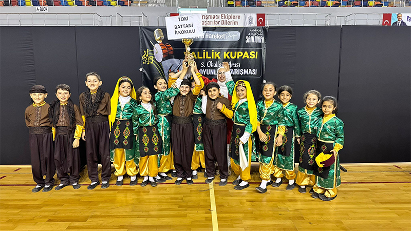 Şanlıurfa'da halk oyunları şöleni: Toki Battani İlkokulu birincilik kupasını evine götürdü!