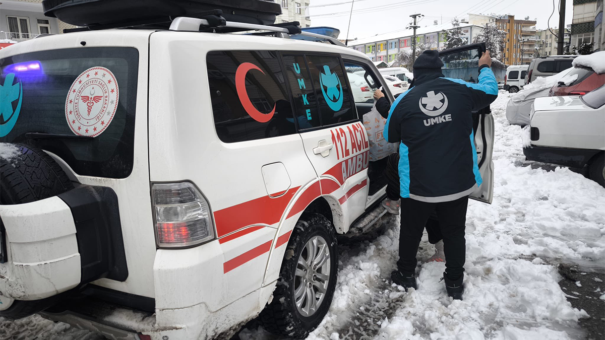 Kar kapattı, UMKE açtı: Şanlıurfa'da sağlık ekiplerinden dev mücadele!