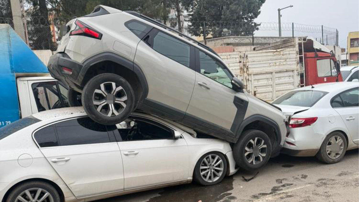 Şanlıurfa’nın komşu ilinde ilginç kaza! Araç otomobilin üzerine çıktı