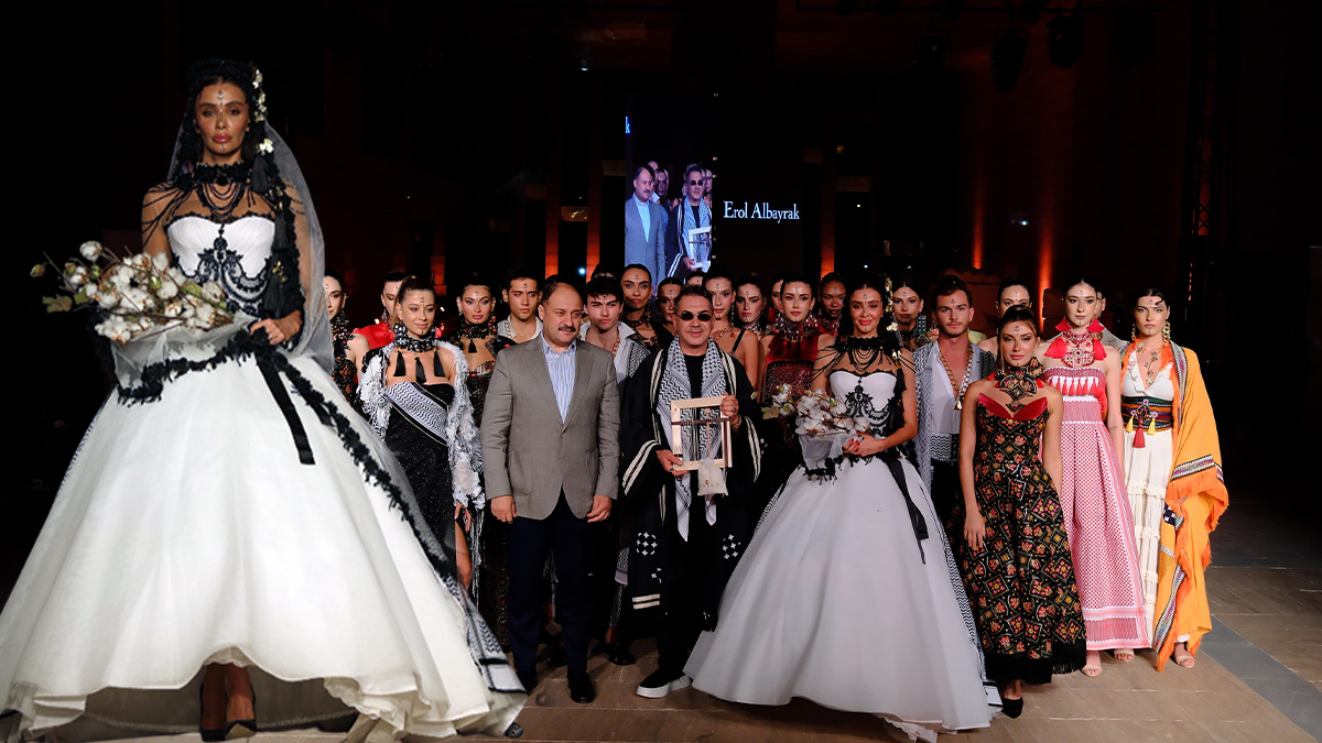 Özge Ulusoy Şanlıurfa’da podyuma çıktı! “Moira by Urfa” göz kamaştırdı