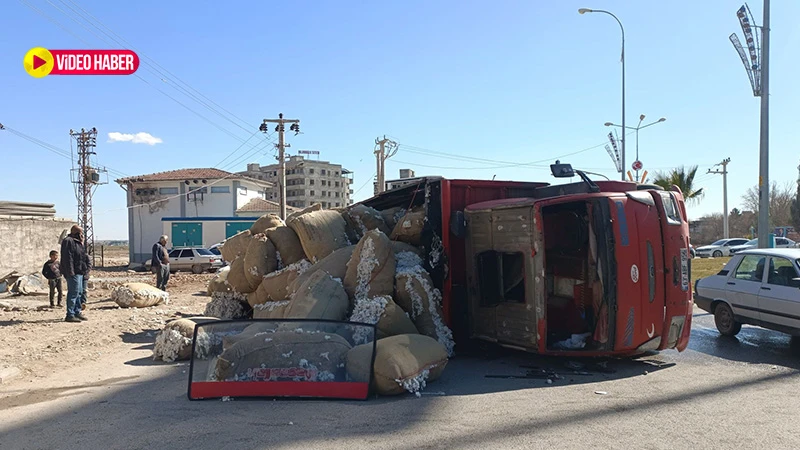 Şanlıurfa’da feci kaza: Pamuk yüklü kamyon devrildi