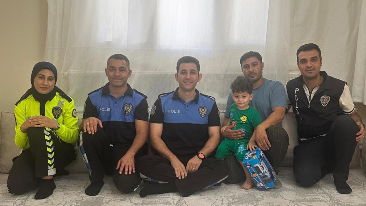 Şanlıurfa’da kaza sonrası polislerden minik Bahoz’a sürpriz ziyaret