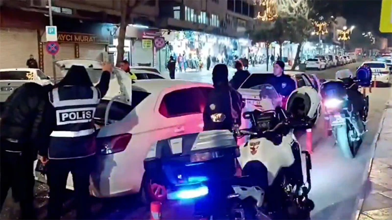 Emniyet denetimleri devam ediyor: Şanlıurfa'da aranan şahıslar yakalandı