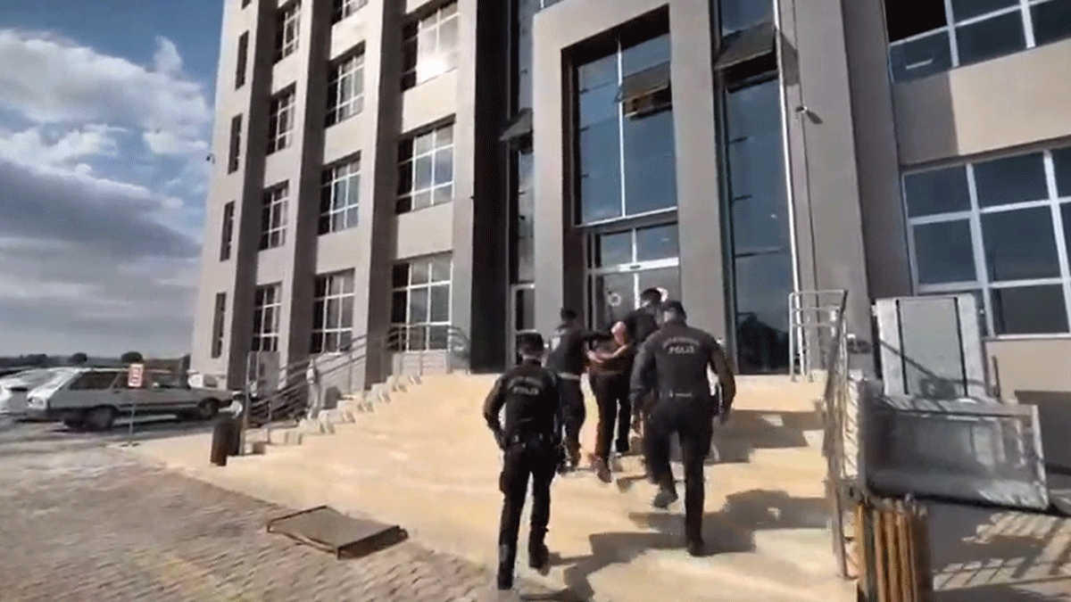 İki ayrı mahkemece aranıyordu: Suç dosyası kabarık firari Şanlıurfa’da tutuklandı!