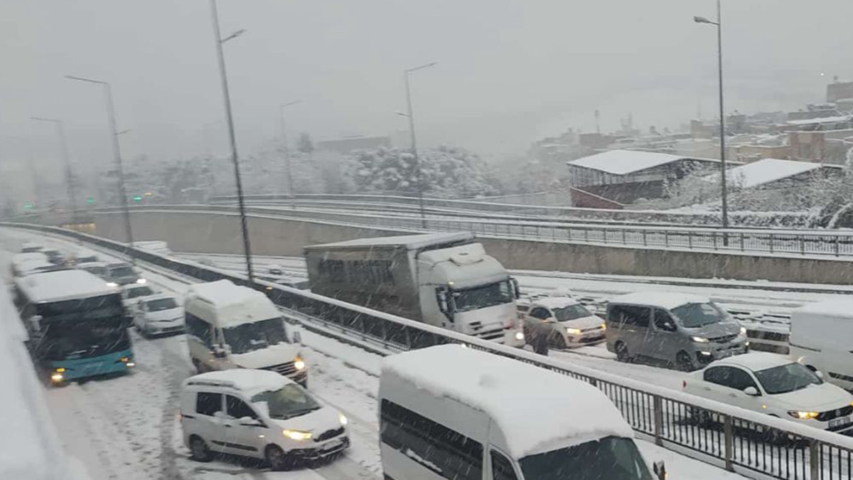 Şanlıurfa’da ağır tonajlı araçlara kar engeli! Bu güzergahlar trafiğe kapalı