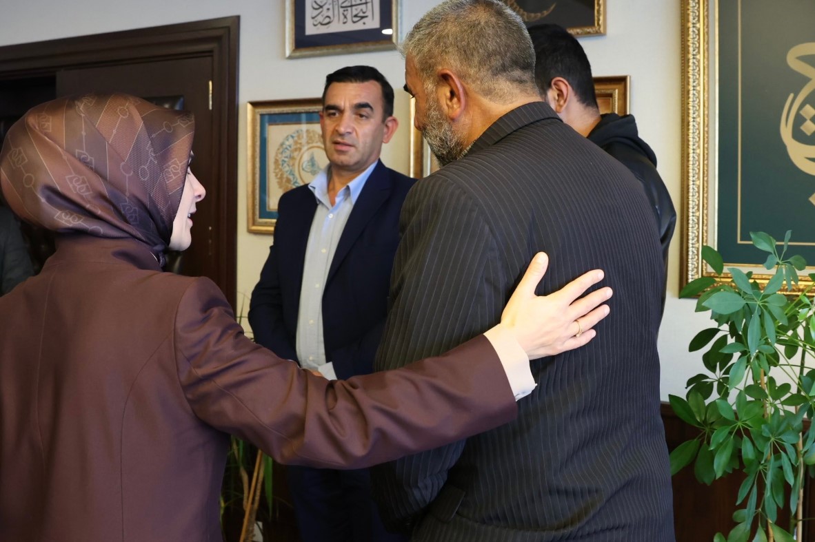 Bakanlık'ta Rojin Kabaiş görüşmesi... Bakan Göktaş aileyle bir arada