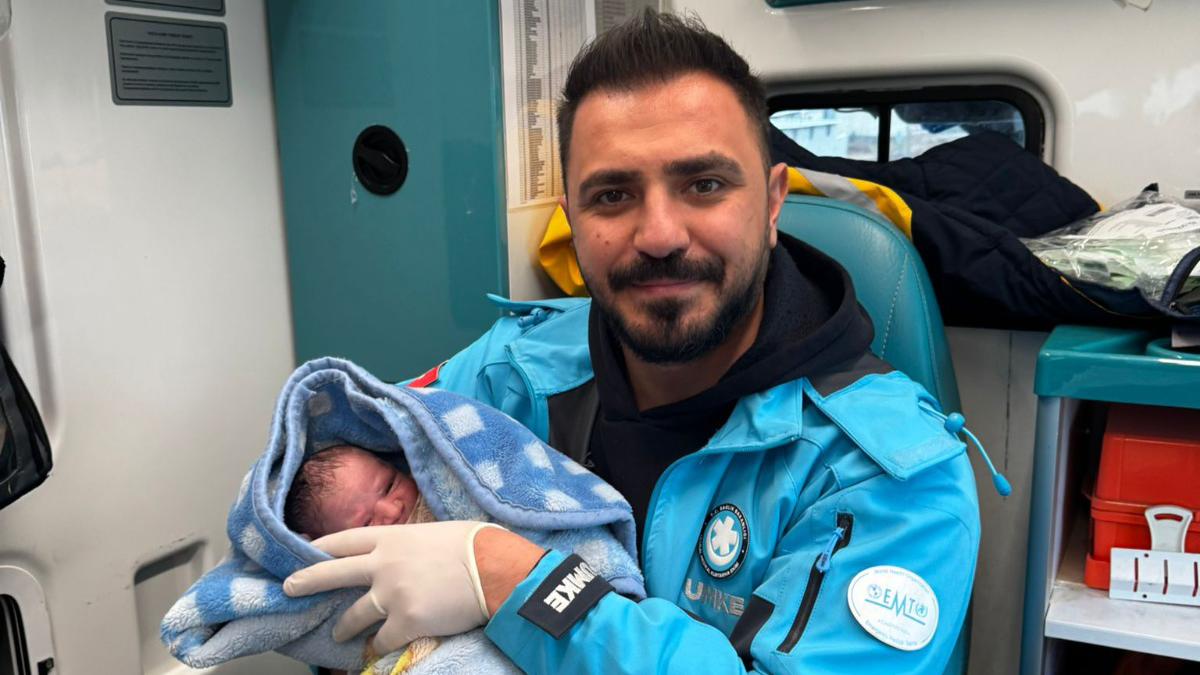 Şanlıurfa’da hastaneye yetişemedi, ambulansta doğurdu! İsmi ise çok manidar...