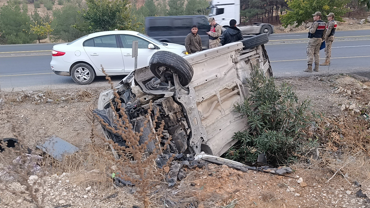 Şanlıurfa'da hafif ticari araç devrildi: Baba ve oğlu yaralandı