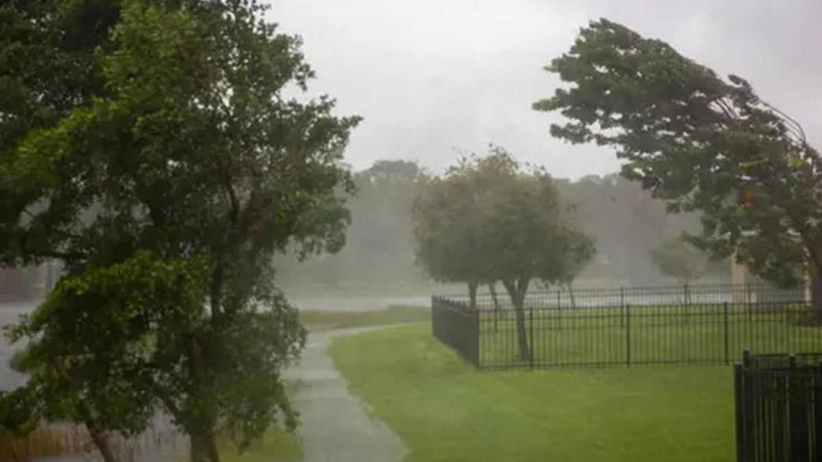 Şanlıurfa’da aşırı yağış ve rüzgar evin çatısını uçurdu!