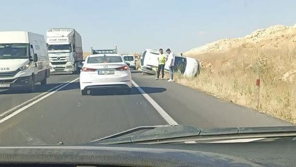 Şanlıurfa’da araç yol kenarına savruldu!