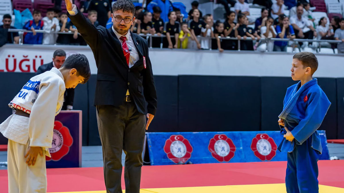 Şanlıurfa’nın altın çocuğu Balkanlar’ı salladı! Zirveyi kimseye bırakmadı