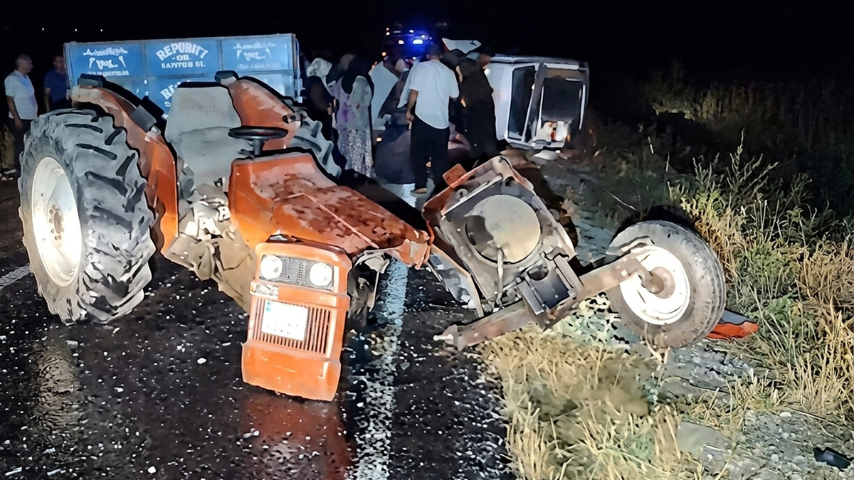 Şanlıurfa’da zincirleme kazada traktör ikiye ayrıldı: Yaralılar var