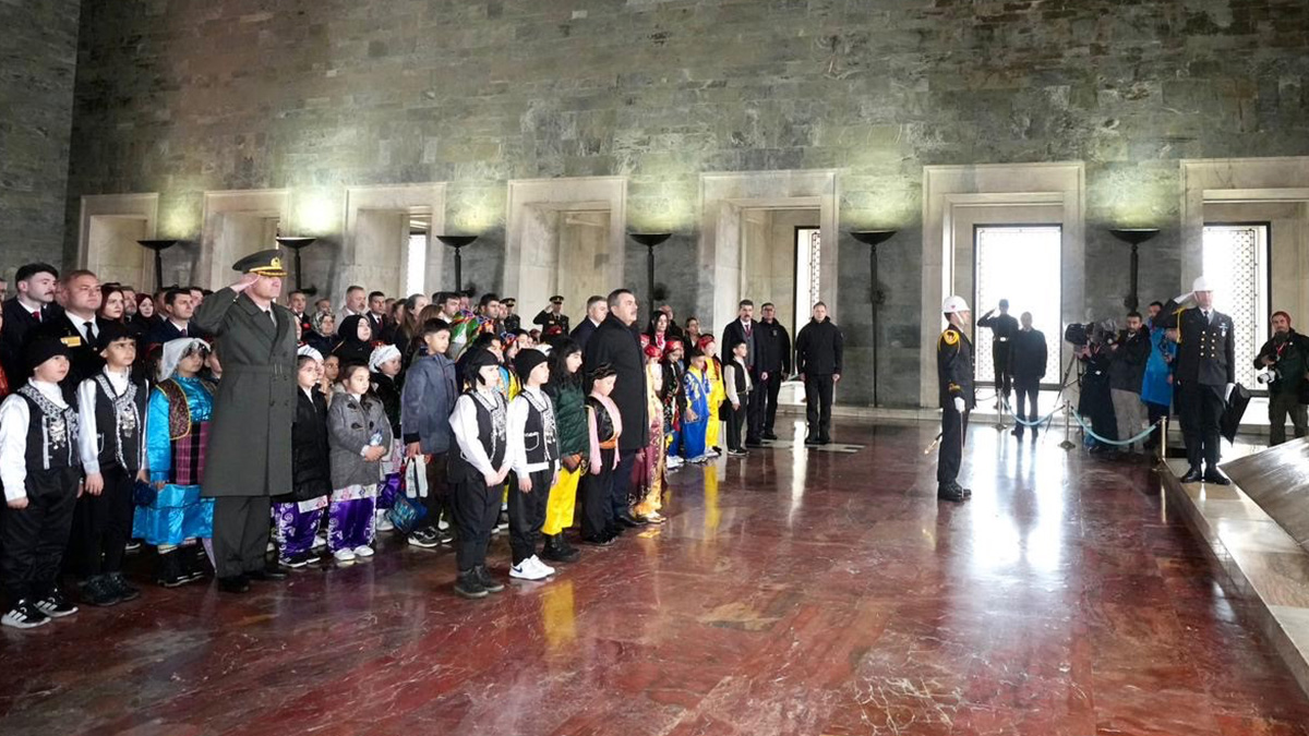 Bakan Tekin çocuklarla birlikte Anıtkabir'de! Şanlıurfalı miniklerde katıldı
