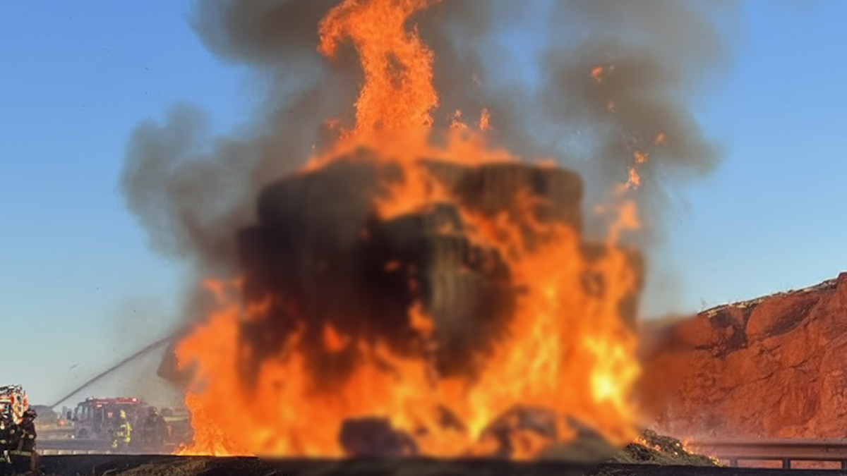 Şanlıurfa’da tarlada yangın faciası! Saman balyası yüklü tır küle döndü
