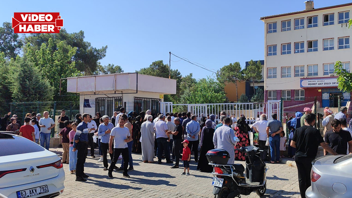 Şanlıurfa’da veliler okul önlerinde heyecanla bekleyişte!
