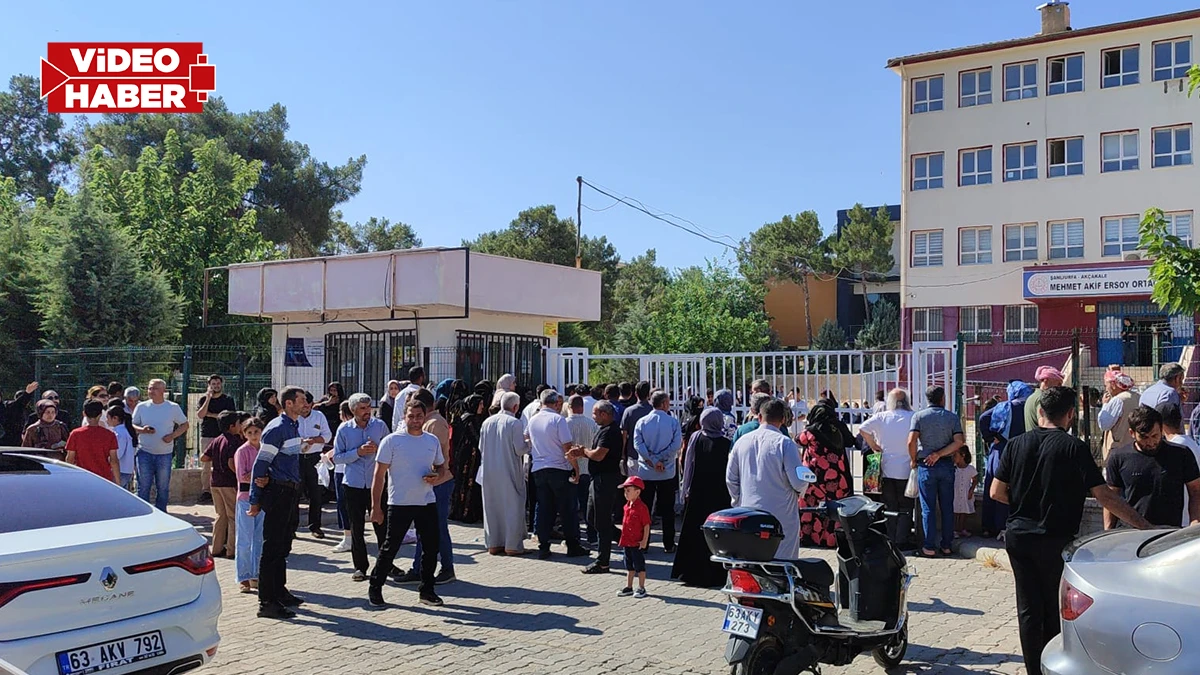 Şanlıurfa’da veliler okul önlerinde heyecanla bekleyişte!