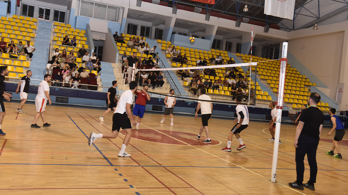 Siverek’te voleybol heyecanı! Öğretmenlerden kıyasıya mücadele