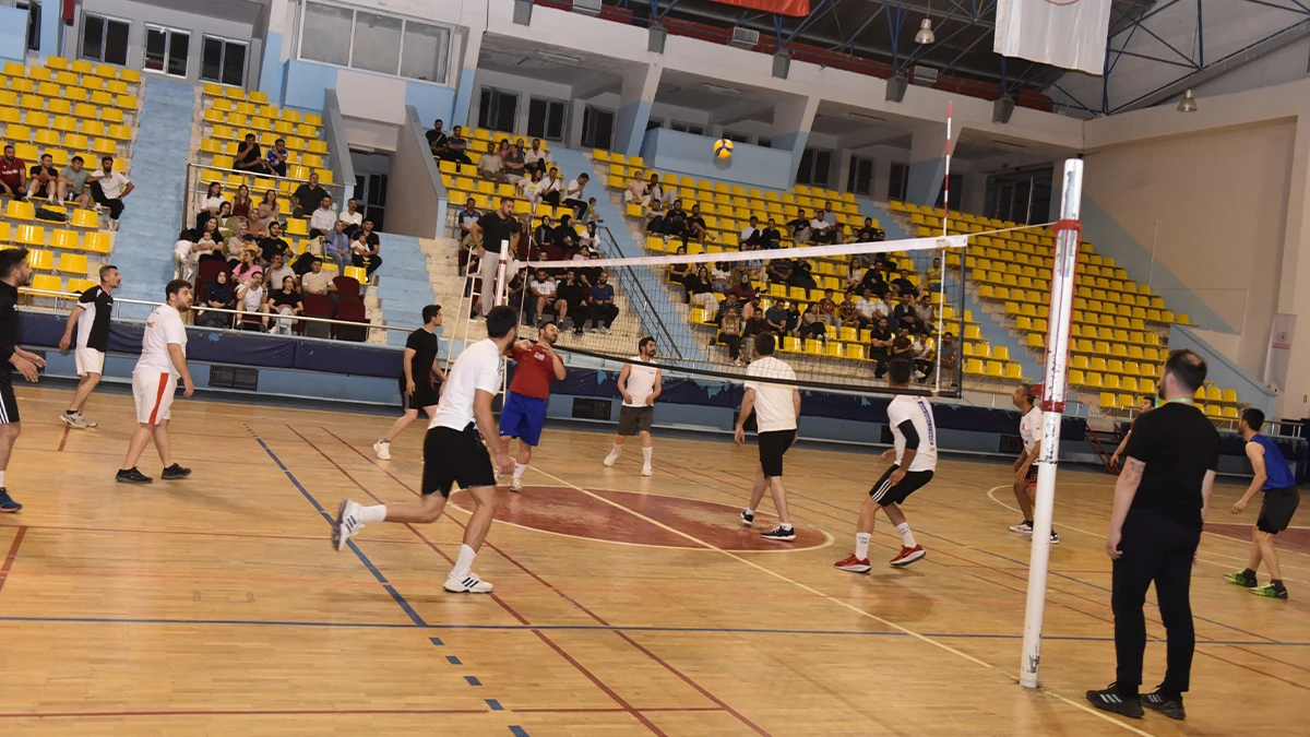 Siverek’te voleybol heyecanı! Öğretmenlerden kıyasıya mücadele