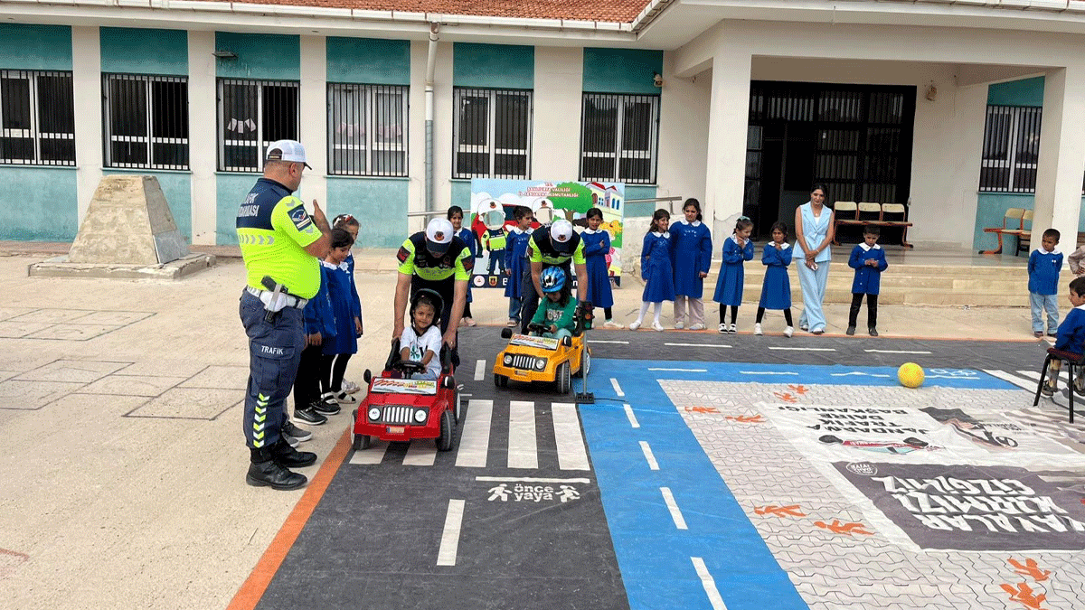 Şanlıurfa’da çocuklara mobil araçla trafik dersi!