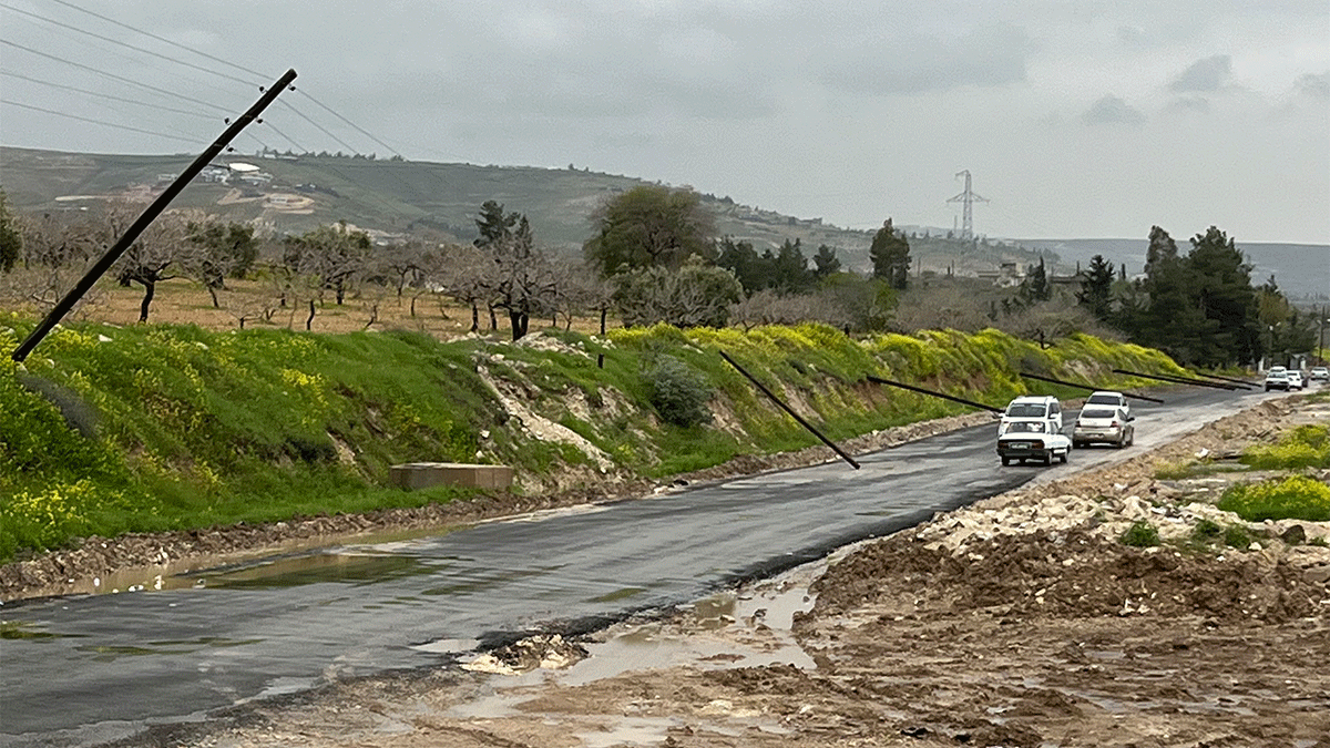 Şanlıurfa’da fırtına yıktı geçti! Elektrik direkleri devrildi