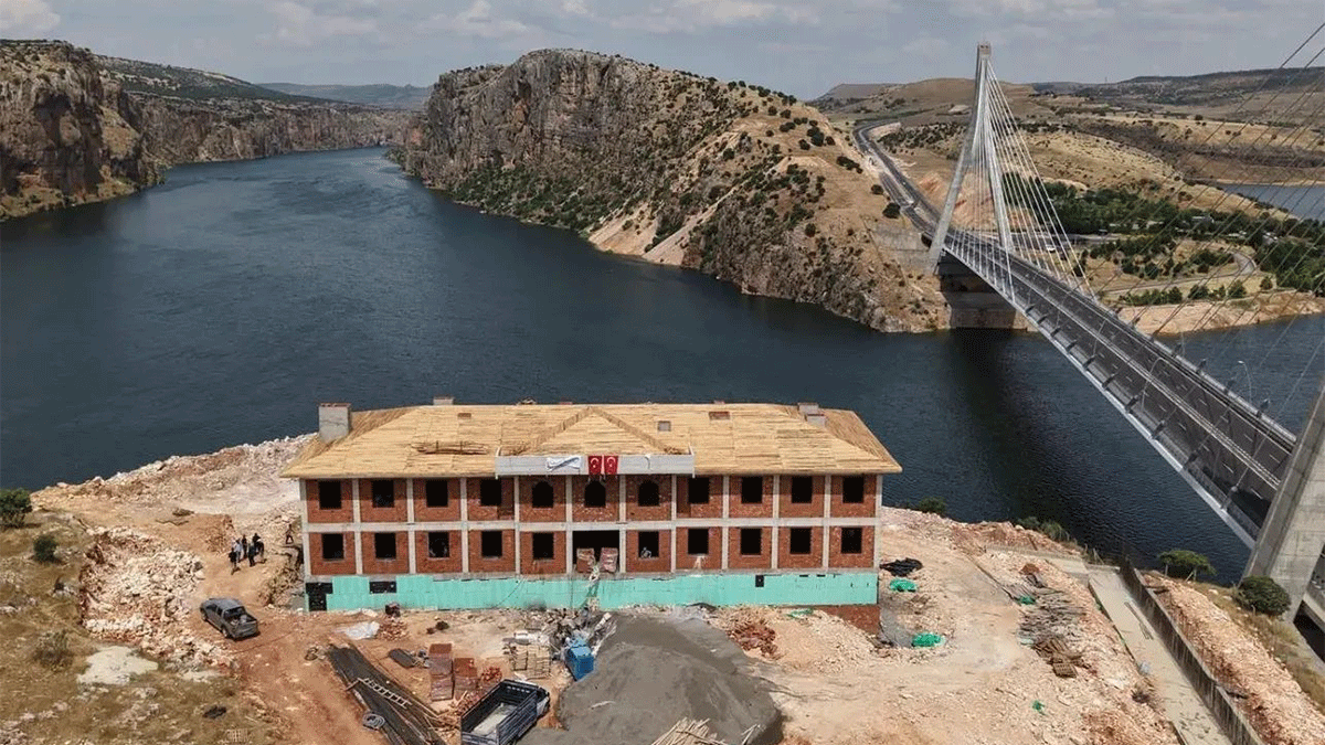 Şanlıurfa ile Adıyaman'ı birbirine bağlayan köprünün yanında jandarma karakolu yükseliyor