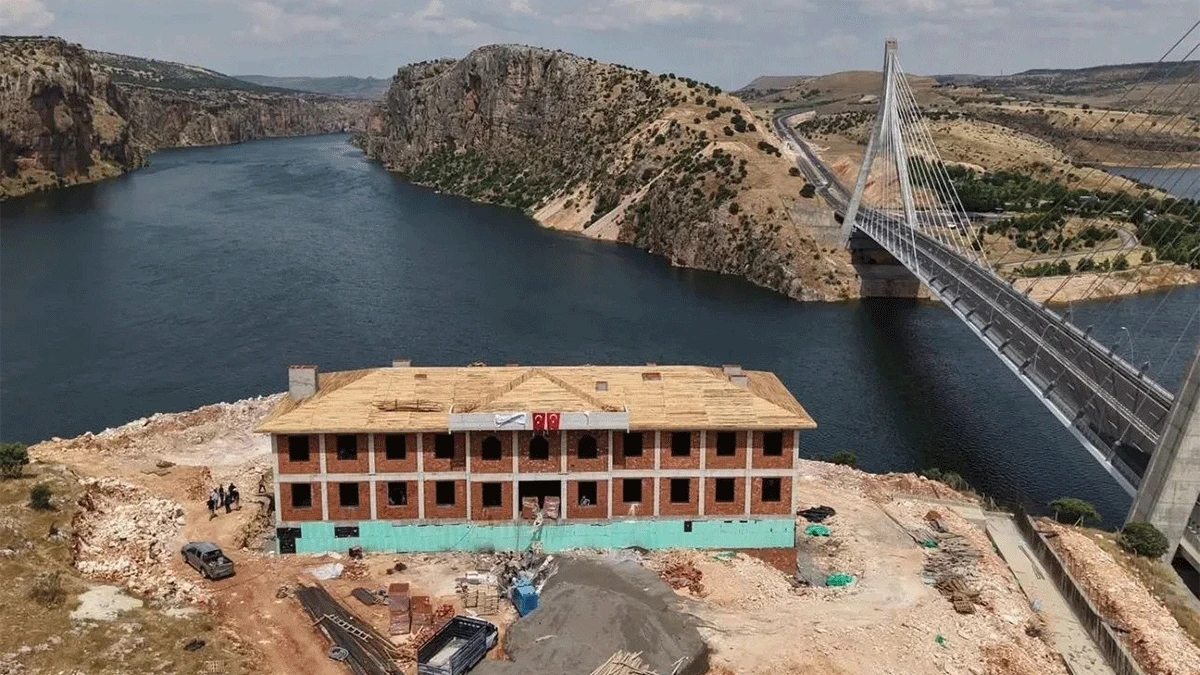 Şanlıurfa ile Adıyaman'ı birbirine bağlayan köprünün yanında jandarma karakolu yükseliyor