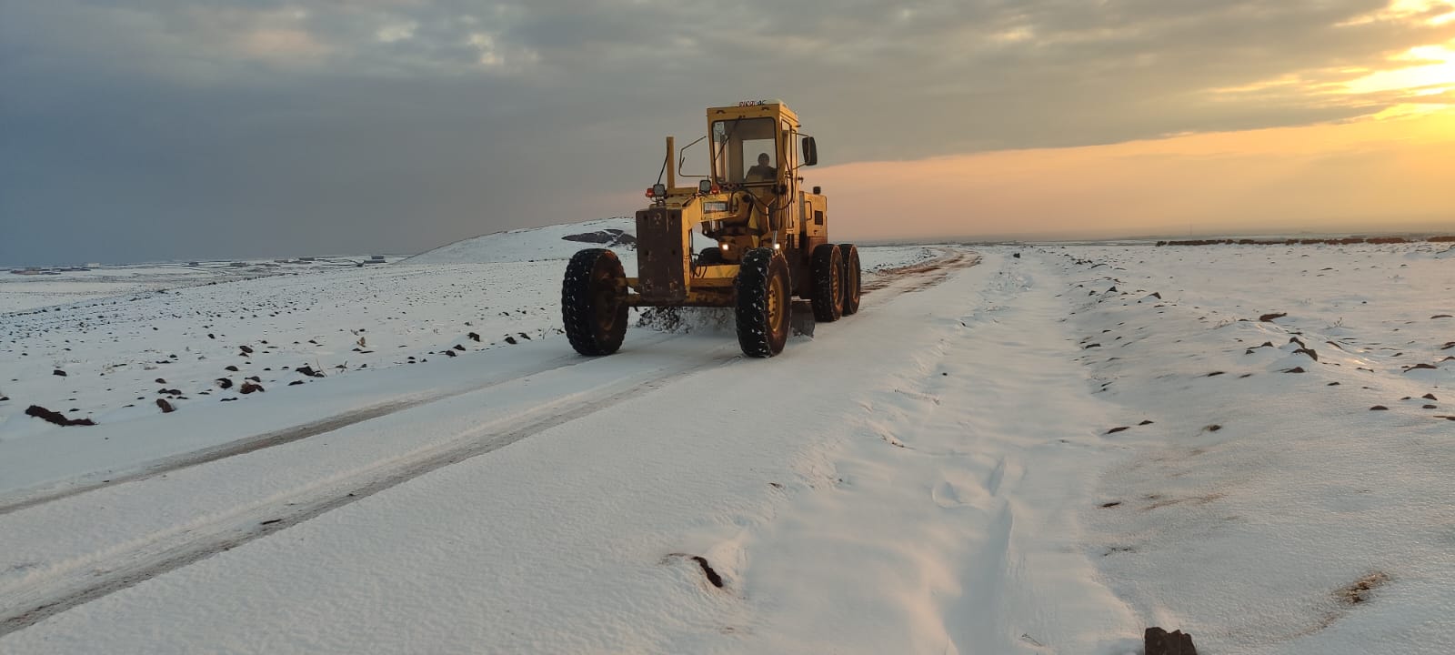 Şanlıurfa’da kar yağışıyla kapanan 250 kilometrelik yol açıldı!