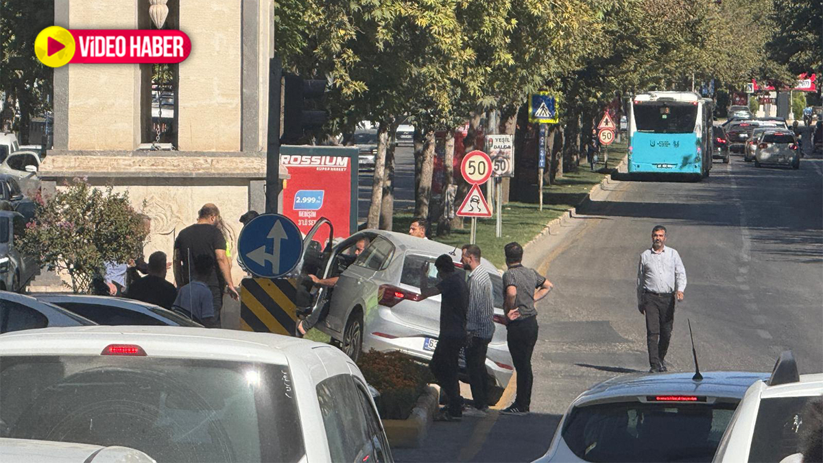 Şanlıurfa’da kontrolden çıkan otomobil refüje çıktı